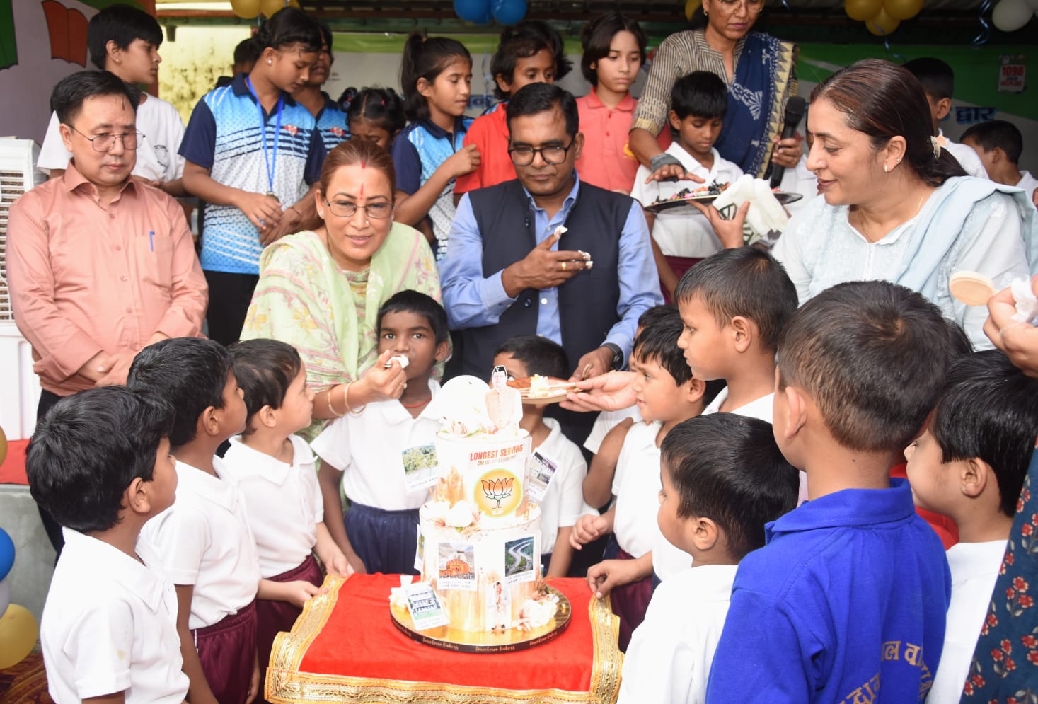 कैबिनेट मंत्री रेखा आर्या ने राजकीय शिशु सदन के बच्चों के साथ केक काटकर मनाया मुख्यमंत्री धामी का जन्मदिन