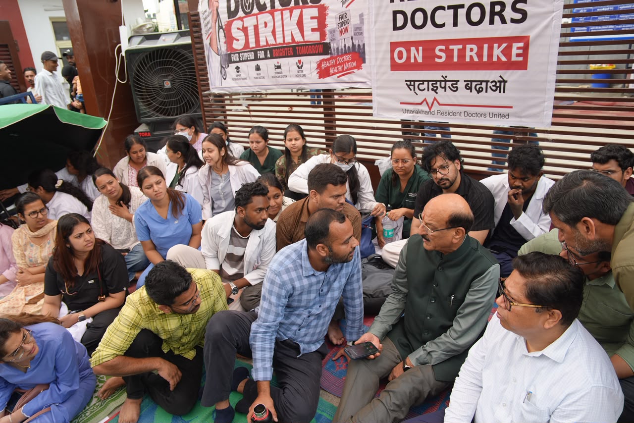 मंत्री ने दून अस्पताल पहुंचकर पीजी, एसआर और जेआर डॉक्टरों को दिया स्टाइपेंड बढ़ाने का भरोसा, धरना स्थगित