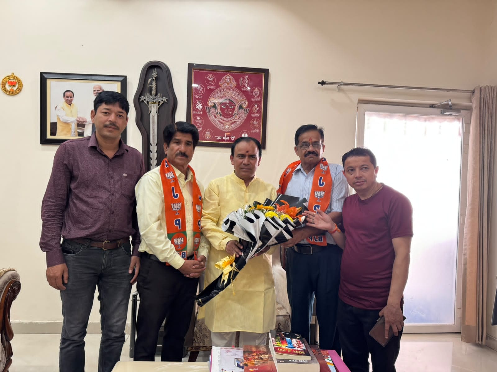 जनपद पौड़ी के दो वरिष्ठ प्रशासनिक अधिकारियों ने सेवानिवृत्ति के बाद थामा भाजपा का दामन