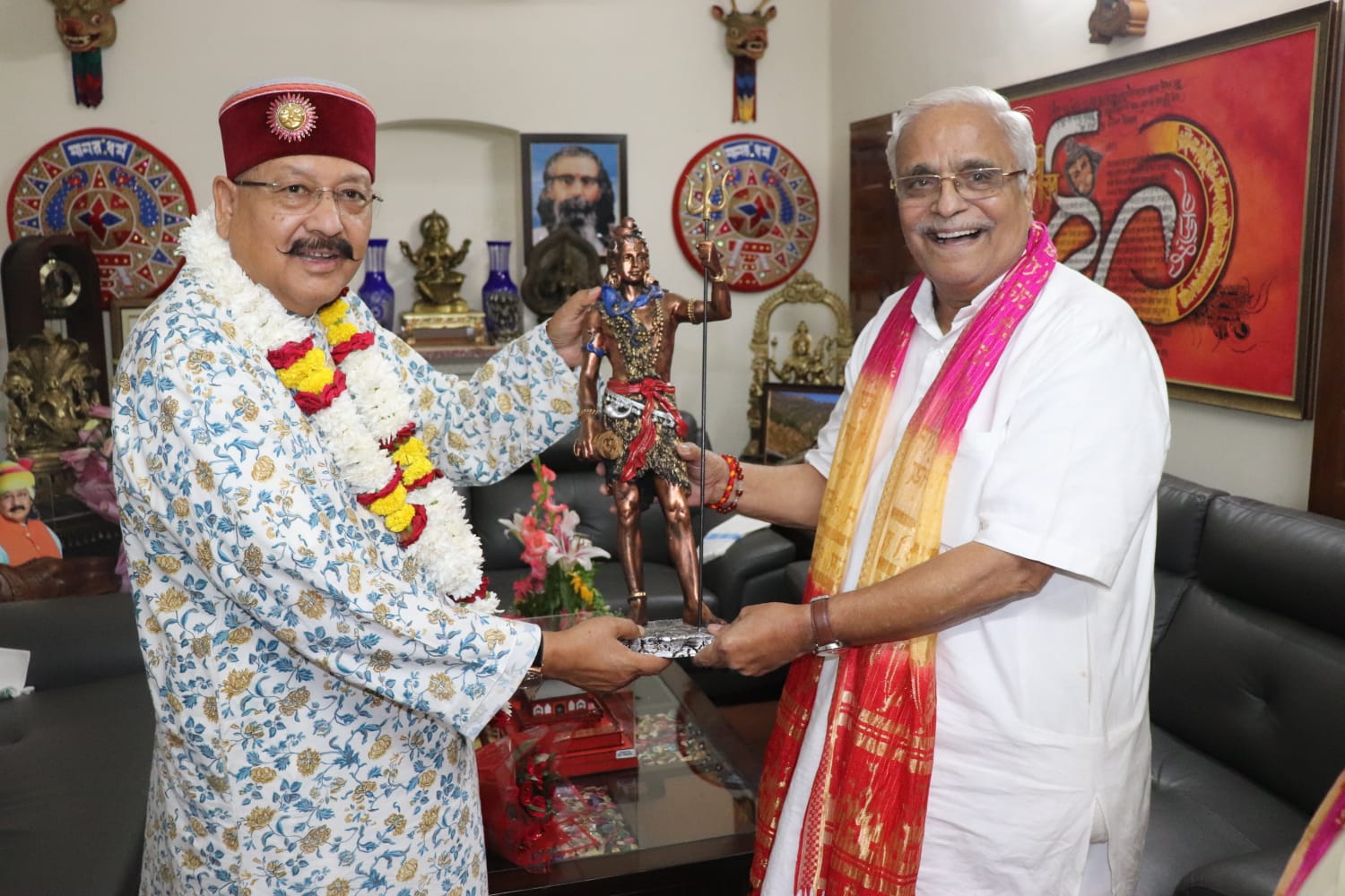 संघ के वरिष्ठ अखिल भारतीय प्रचारक भैय्याजी जोशी ने महाराज से भेंट कर जन्मदिन की दी शुभकामनाएं 