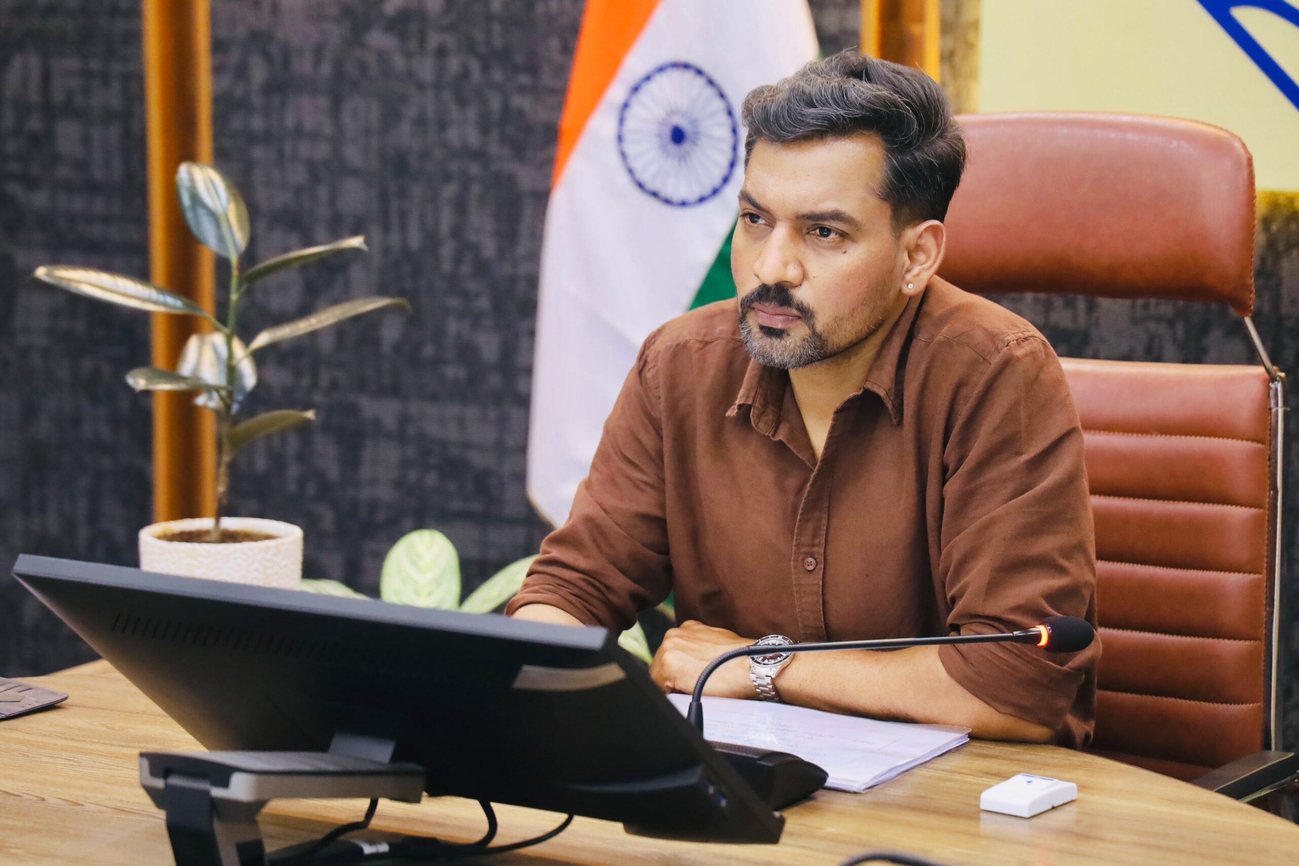 पारिवारिक परिस्थितियों के कारण कोई भी बालिका शिक्षा से न रहे वंचितः डीएम