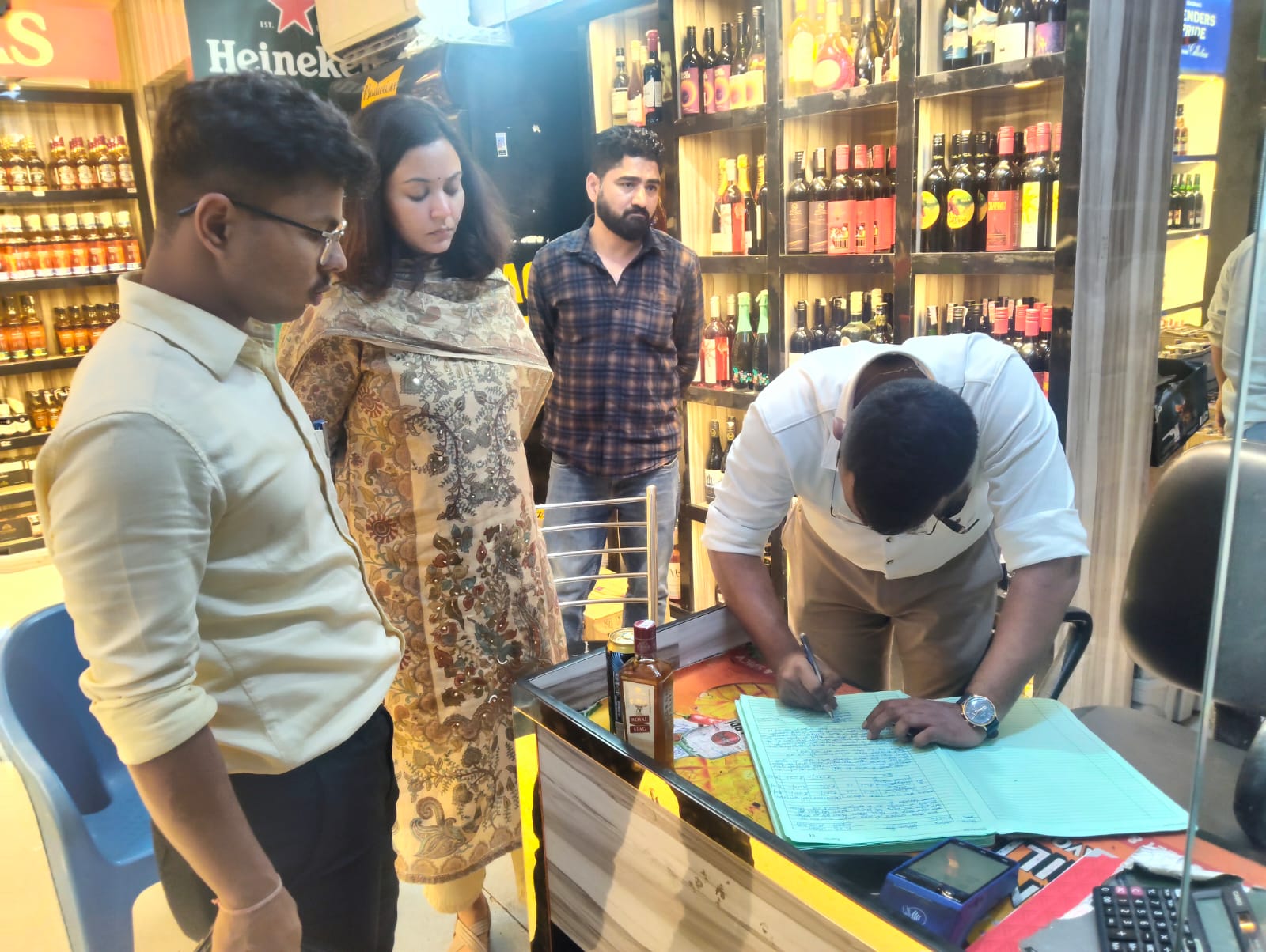 शराब की दुकानों पर ओवररेटिंग एवं अनियमितताओं की शिकायतों पर डीएम की बड़ी कार्रवाई
