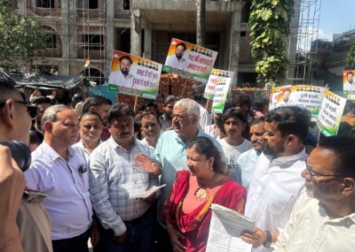 शहर की बदहाल सड़कों को लेकर कांग्रेस सचिव रितेश छेत्री के नेतृत्व में लोनिवि के मुख्य अभियंता को सौंपा ज्ञापन