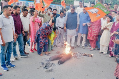 डोभाल पर टिप्पणी के खिलाफ भाजपा ने फूँका कांग्रेस का पुतला