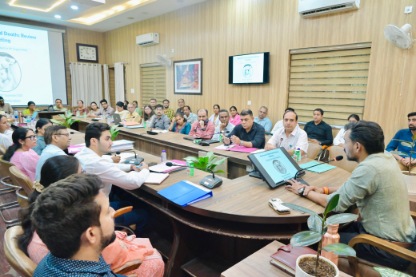 स्वास्थ्य सेवाओं में लापरवाही पर डीएम सख्तः एएनएम निलंबित, मातृ एवं शिशु मृत्यु दर घटाने के लिए टास्क फोर्स के निर्देश