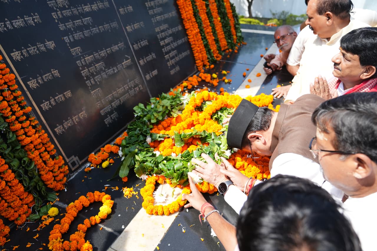 रामपुर तिराहा के अमर बलिदानियों को मुख्यमंत्री धामी ने दी श्रद्धांजलि