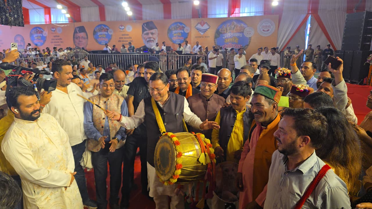 पारंपरिक रंग में रंगे मुख्यमंत्री, कलाकारों के साथ थिरके और स्वयं बजाया ढोल