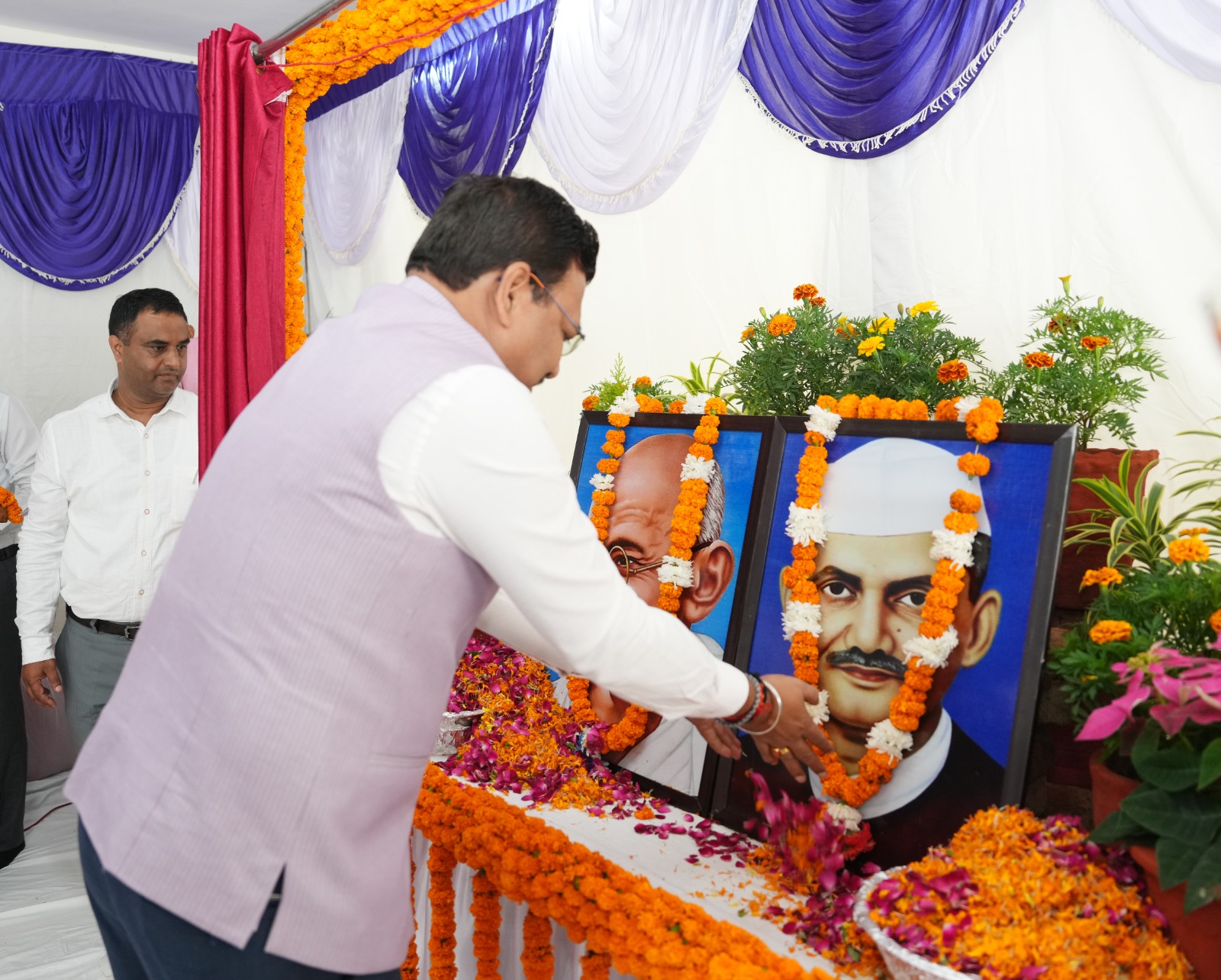 मुख्य सचिव ने महात्मा गांधी एवं लाल बहादुर शास्त्री की जयंती पर माल्यार्पण कर श्रद्धांजलि दी