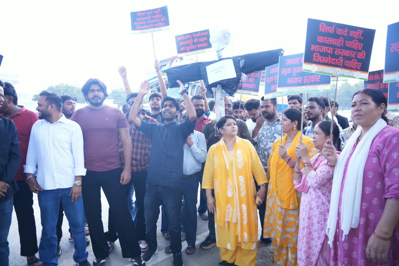 आशारोड़ी-मोहब्बेवाला में लगातार सड़क हादसों के खिलाफ महिला कांग्रेस का हल्ला बोल