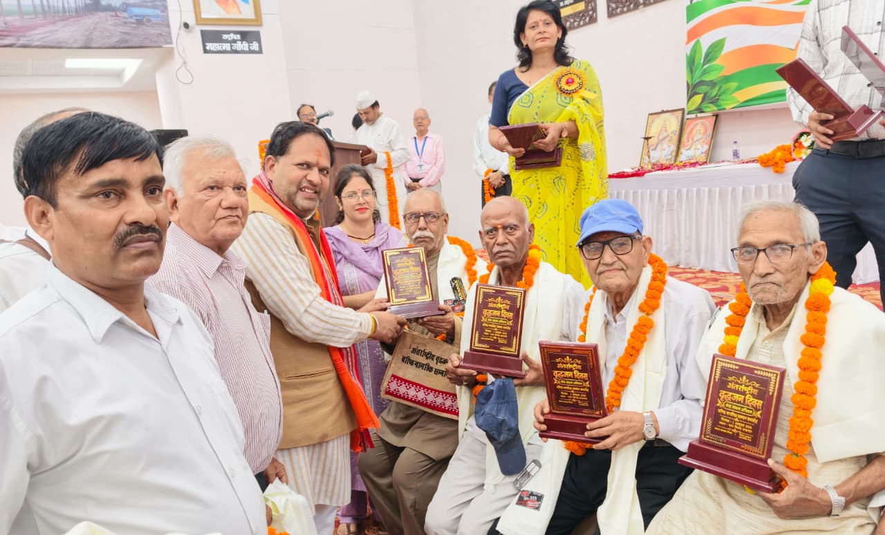महापौर विकास शर्मा ने नगर निगम में वरिष्ठ नागरिकों को किया सम्मानित