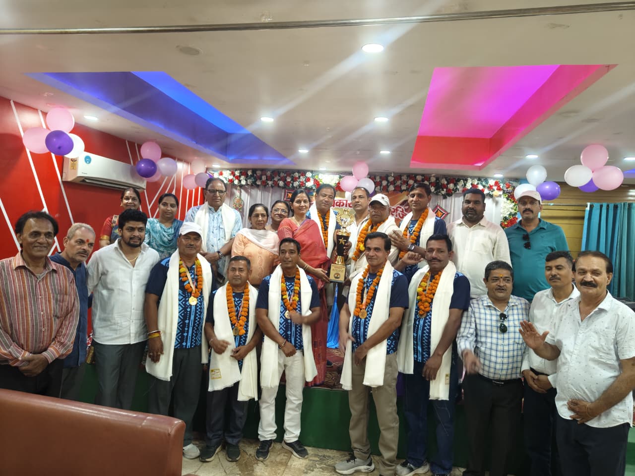 ऑल इंडिया चैंपियनशिप में गोल्ड मेडल जीतने वाली 40 प्लस पहाड़ी बॉयज फुटबॉल टीम का भव्य स्वागत