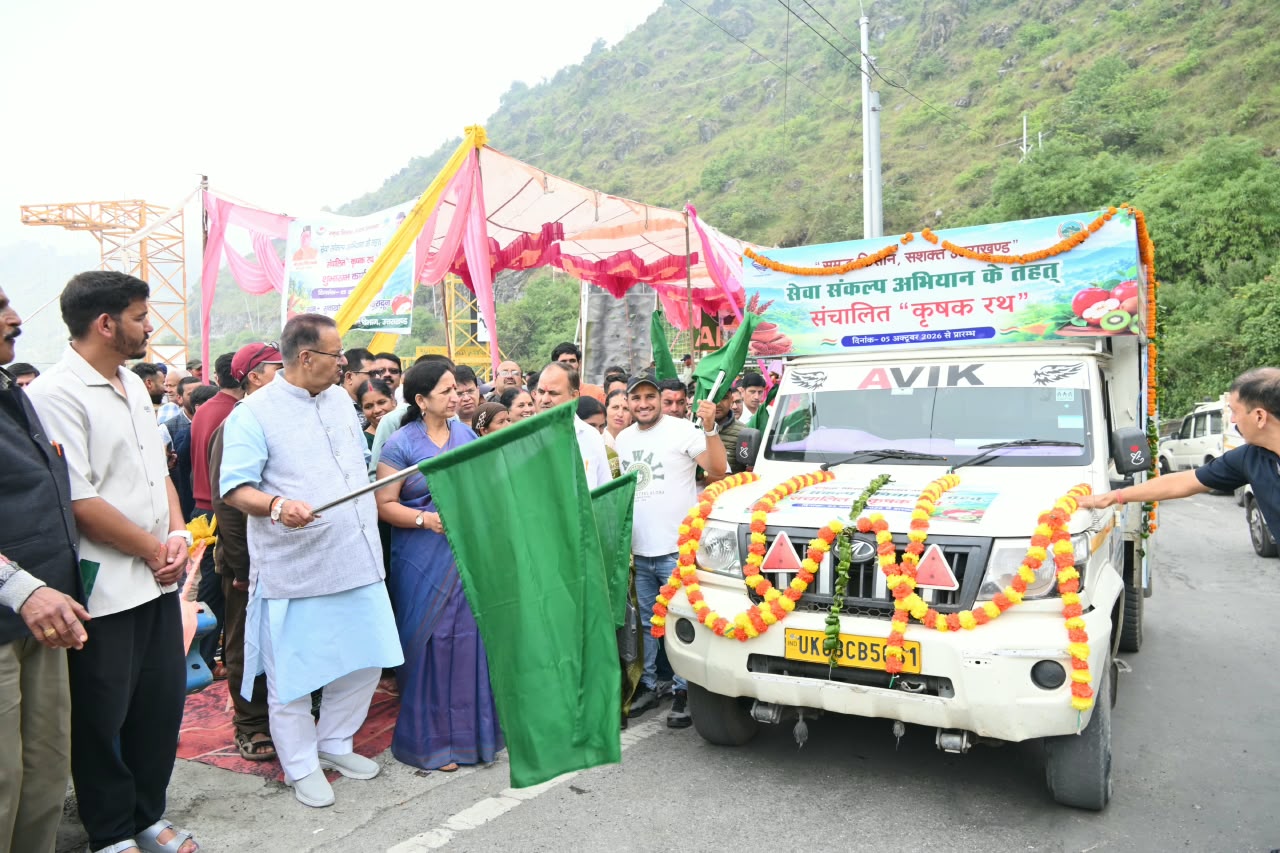 सुवाखोली में सेवा संकल्प अभियान के तहत कृषक रथ को हरी झंडी दिखाकर रवाना करते कृषि मंत्री गणेश जोशी