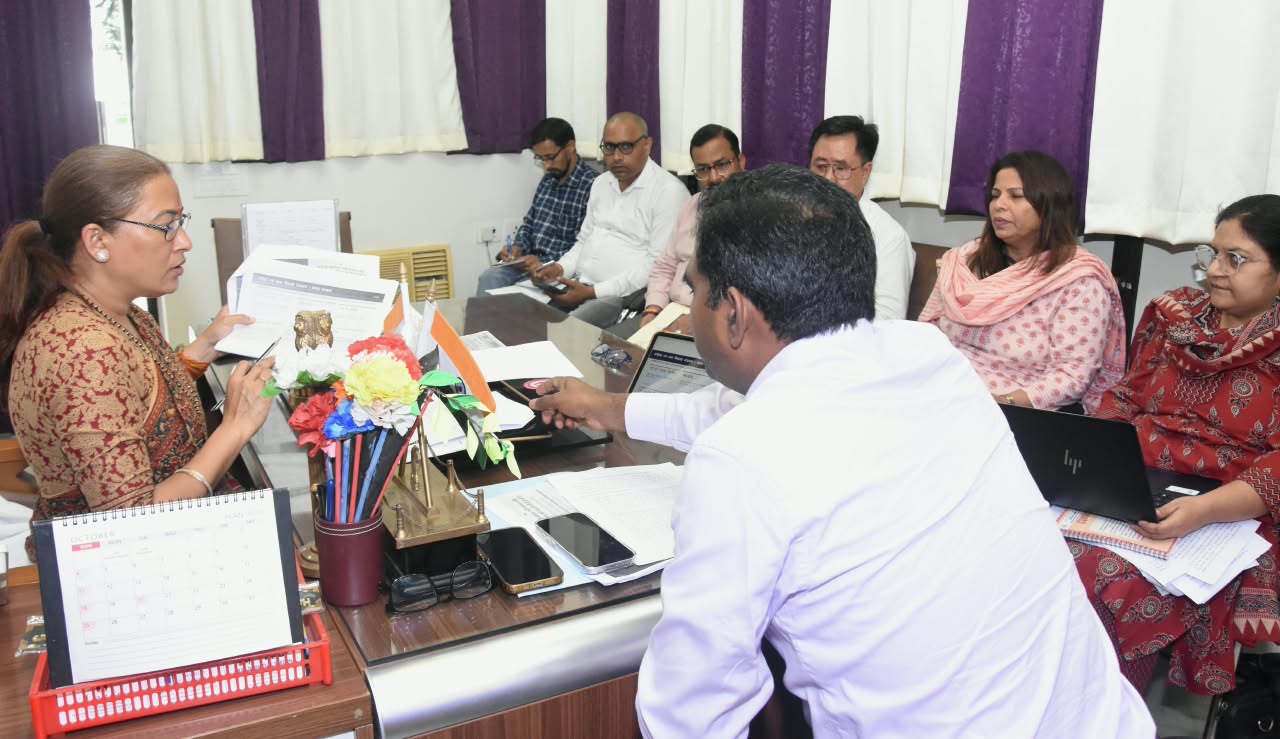 नई दिल्ली में आयोजित होने जा रहे विभागीय सम्मेलन की तैयारियों को लेकर मंत्री रेखा आर्या ने की बैठक