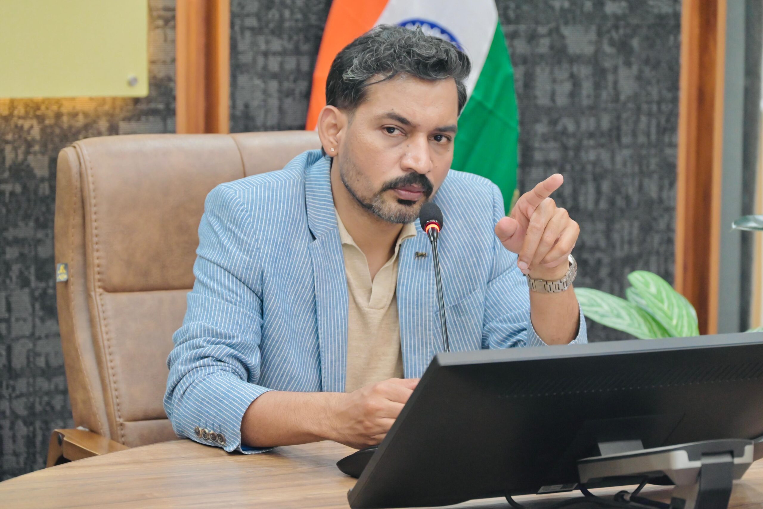 उचित दर दुकानों पर साफ-सफाई और गुणवत्तापूर्ण खाद्यान्न वितरण सुनिश्चित करें अधिकारी: डीएम