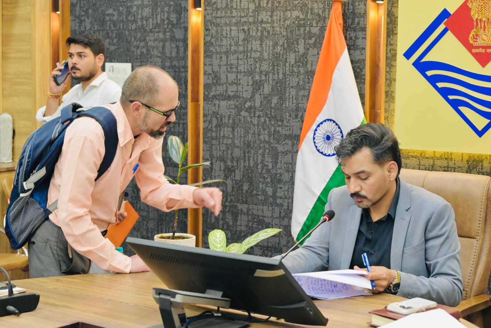 देहरादून: अपनों की प्रताड़ना से टूटे बुजुर्ग, न्याय की आस में पहुंचे समाधान दिवस