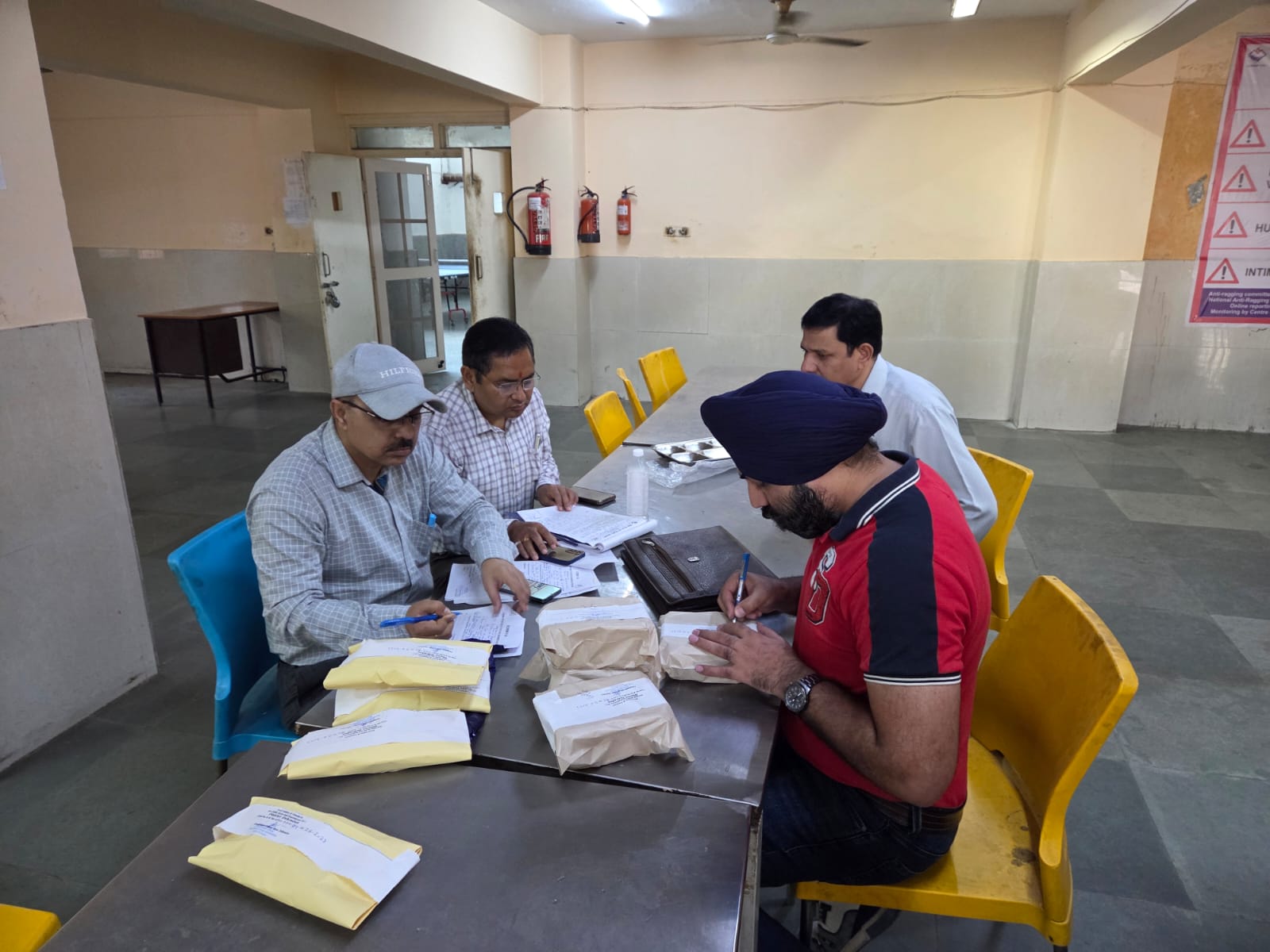 देहरादून: FDA की लगातार छापेमारी, मिलीं गंभीर अनियमितताएं, जांच के लिए 10 खाद्य नमूने लिए 
