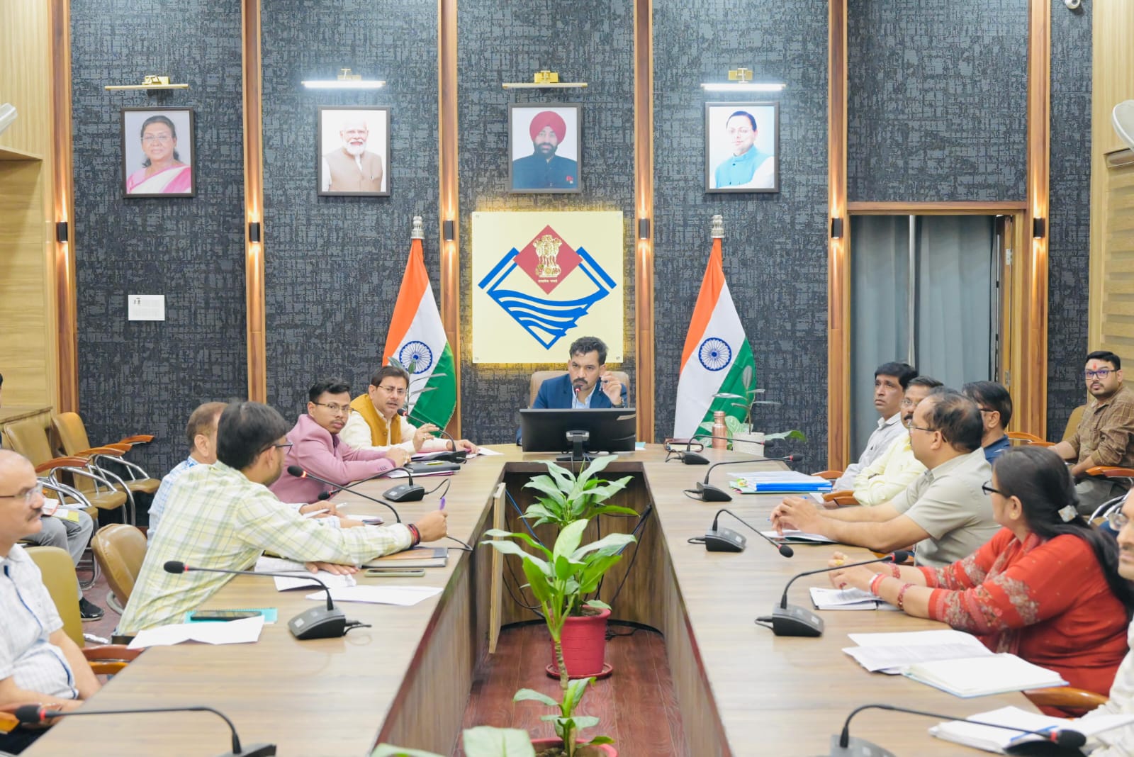 विधानसभा चुनाव से पहले सभी शैडो एरिया में नेटवर्क पहुंचाने के डीएम ने दिए सख्त निर्देश