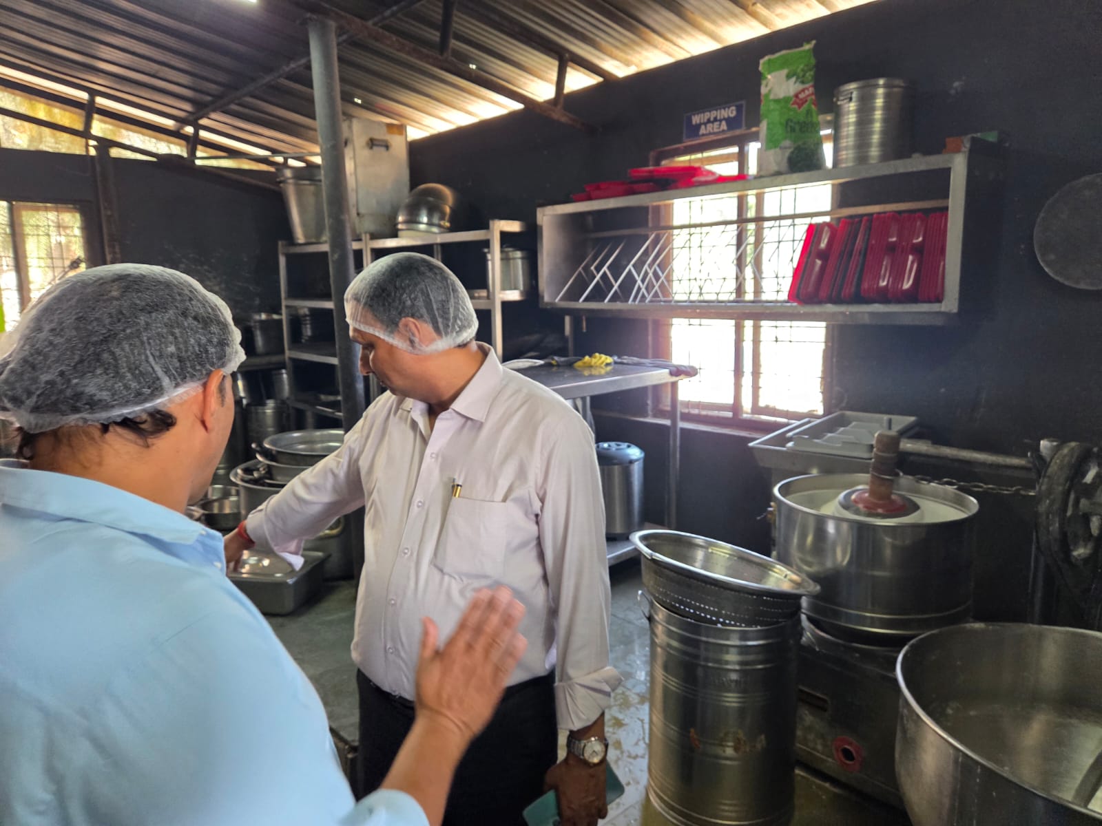 खाद्य सुरक्षा को लेकर धामी सरकार सख्त: UPES विश्वविद्यालय की मेस और कैफेटेरिया का निरीक्षण