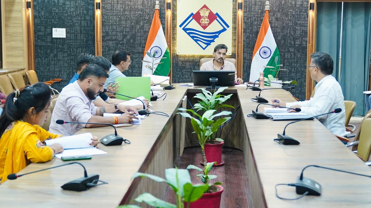 सीएसआर फंड से गांवों में विकसित होंगी मूलभूत सुविधाएंः डीएम