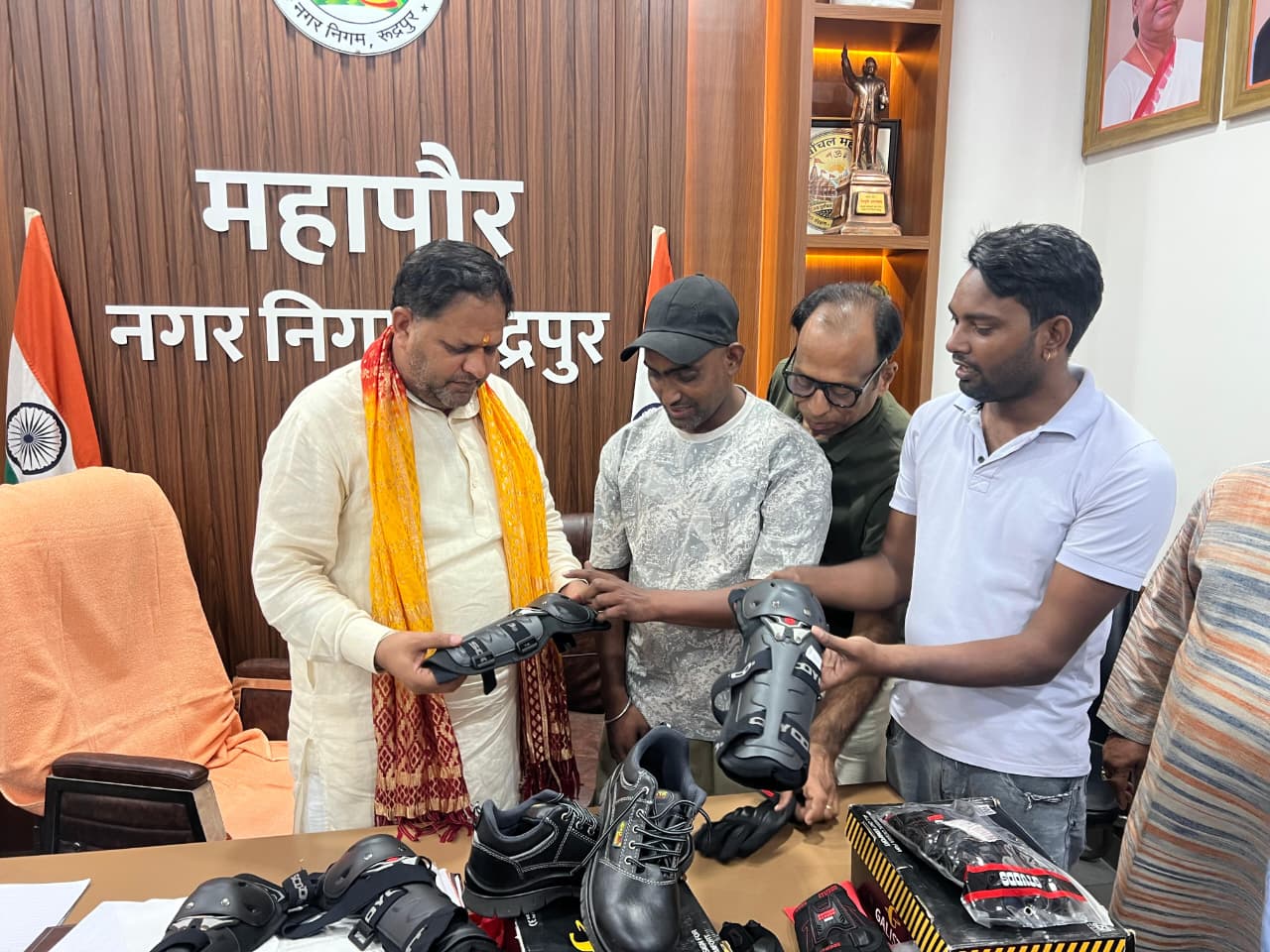 रुद्रपुर: महापौर ने गौ स्क्वायड टीम को बांटी सुरक्षा किट, सड़कों से गौवंश रेस्क्यू करने में आएगी तेजी
