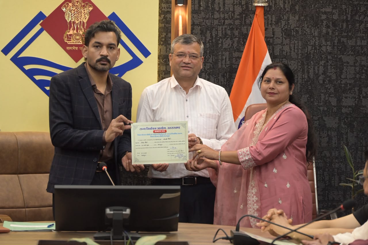 देहरादून में जिला योजना समिति के नवनिर्वाचित सदस्यों को मिले प्रमाण पत्र, विकास कार्यों को गति देने का आह्वान