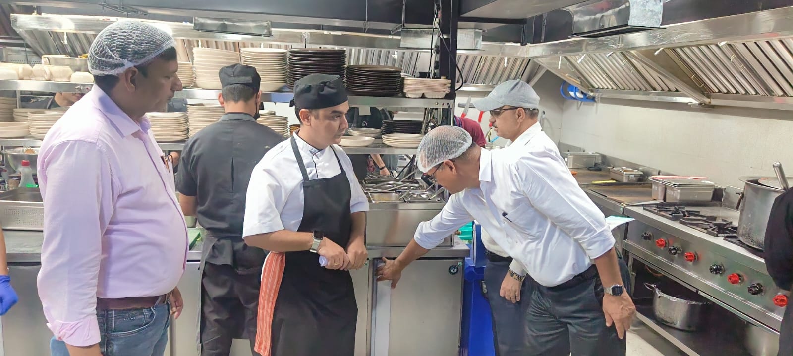 त्योहारी सीजन में खाद्य सुरक्षा विभाग का एक्शन तेज, राजपुर रोड के नामी कैफे-रेस्टोरेंट में छापेमारी