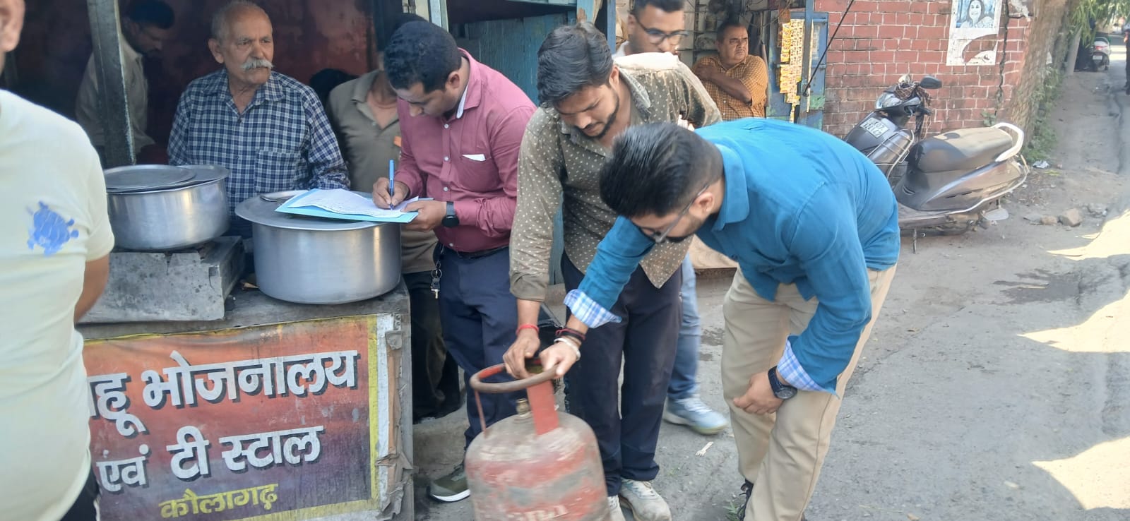 देहरादून: घरेलू गैस सिलेंडरों के दुरुपयोग एवं अवैध रिफिलिंग के विरुद्ध में सघन अभियान जारी