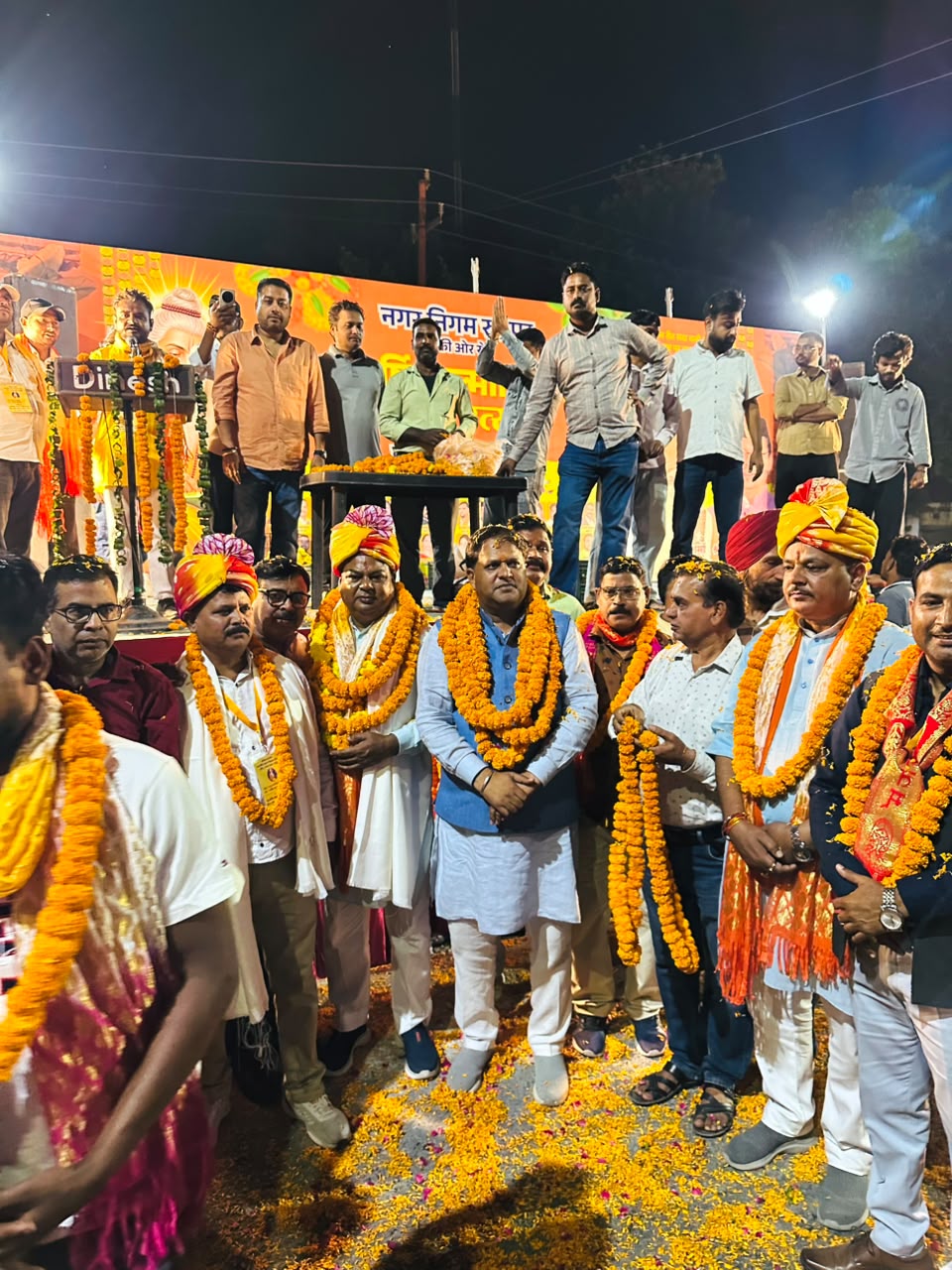 महर्षि वाल्मीकि प्रकटोत्सव की शोभायात्रा का पुष्पवर्षा से किया स्वागत