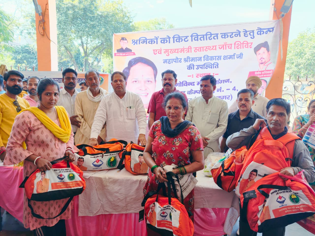 महापौर विकास शर्मा ने सैकड़ों श्रमिक परिवारों को बांटी श्रमिक किट