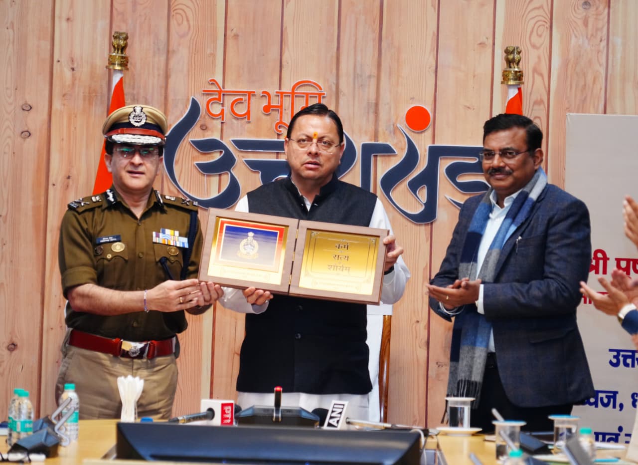 मुख्यमंत्री ने उत्तराखण्ड पुलिस के नवीन गौरव चिह्नों का किया अनावरण