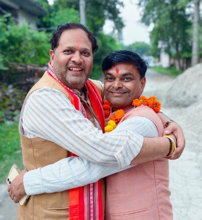 महापौर विकास शर्मा ने वरिष्ठ नेता सुरेश कोली को दी बधाई