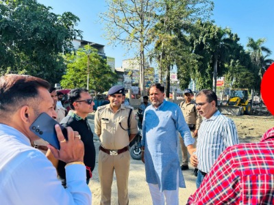 रुद्रपुर: दशहरा मेले की तैयारियों को लेकर महापौर ने किया श्री राम पार्क का निरीक्षण