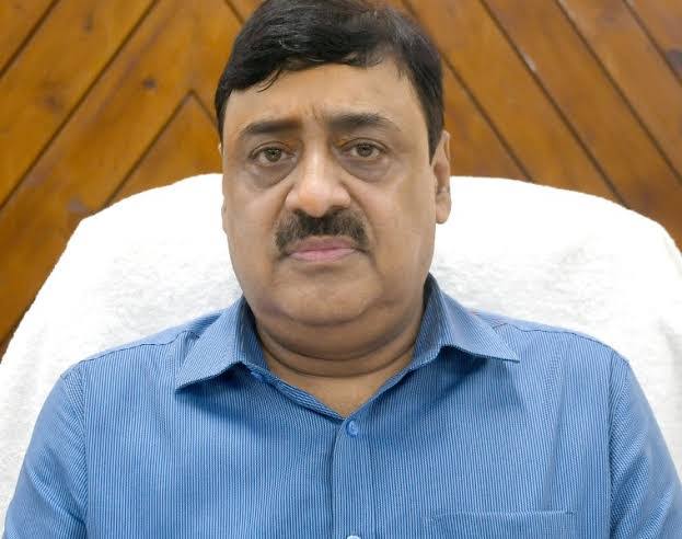 आयुक्त विनय शंकर पांडेय के निर्देश पर खाद्य सुरक्षा विभाग की कार्रवाई तेज, मिठाई की दुकानों से लिए सैंपल